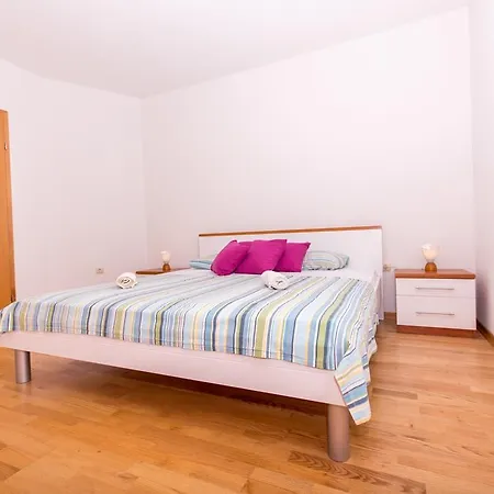 Apartments Lero Okrug Gornji